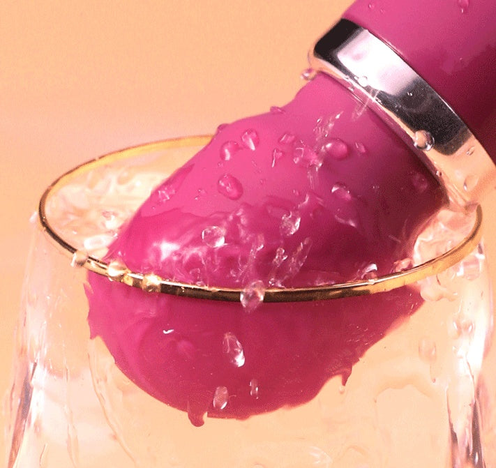 SilkPulse Eight vibratorer i vann med sprut, laget av hudvennlig silikon og vanntett design.