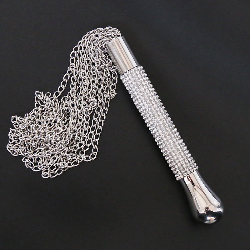 Love Whip - Diamant Lærpisk med metallhåndtak og kjeder for erotikk og BDSM lek.