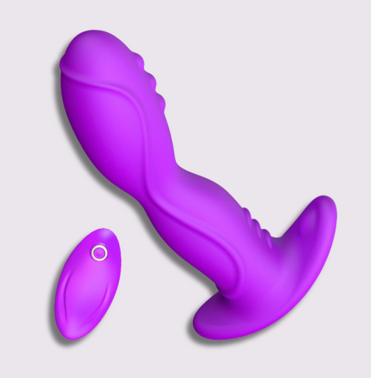 Pinky - Sexy og Diskré vibrator next to wireless remote control for enhanced pleasure.