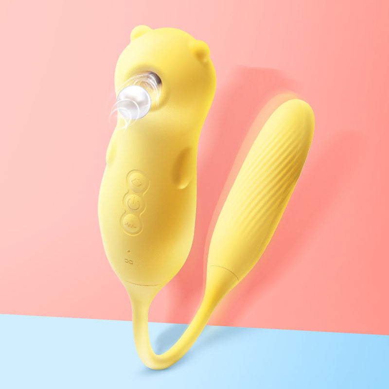 VibraLuxe Duo – 2-i-1 massasjestav med vibrasjon og puls i gult og søtt design.
