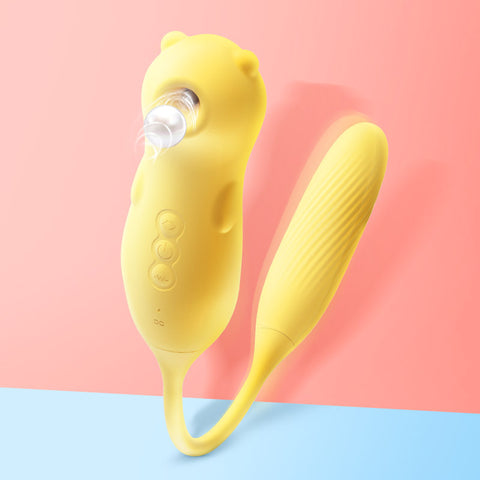 VibraLuxe Duo – 2-i-1 massasjestav med vibrasjon og puls i gult og søtt design.
