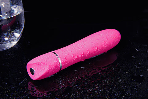 Mr.Stick – pink vibrator showcasing a sleek design with water droplets, perfect for women's leisure and entertainment.