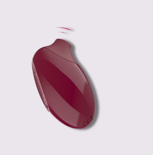 Kompakt CrimsonWave vibrator i burgunderrød farge, med USB-lading og diskret design for enkel bruk og nytelse.