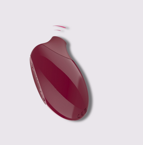 Kompakt CrimsonWave vibrator i burgunderrød farge, med USB-lading og diskret design for enkel bruk og nytelse.